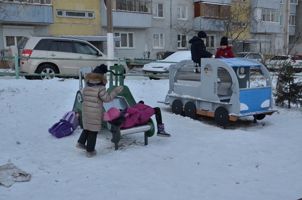 В нескольких дворах установили 30 скамеек