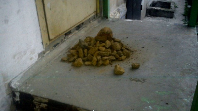 Под дверь насыпали. Соль рассыпанная на пороге. Туалет в подъезде. Соль на пороге. Справила нужду в подъезде.