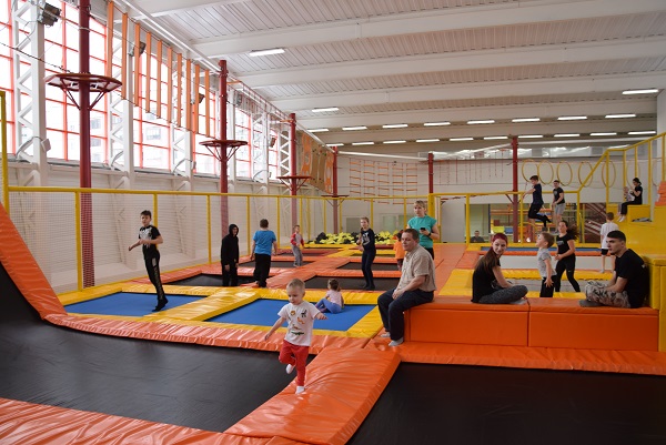 Спортивный братск. Батутные центры в Братске. Братск Падун спортивный комплекс. Спортивные комплексы в Братске. Развлекательные центры в Братске.